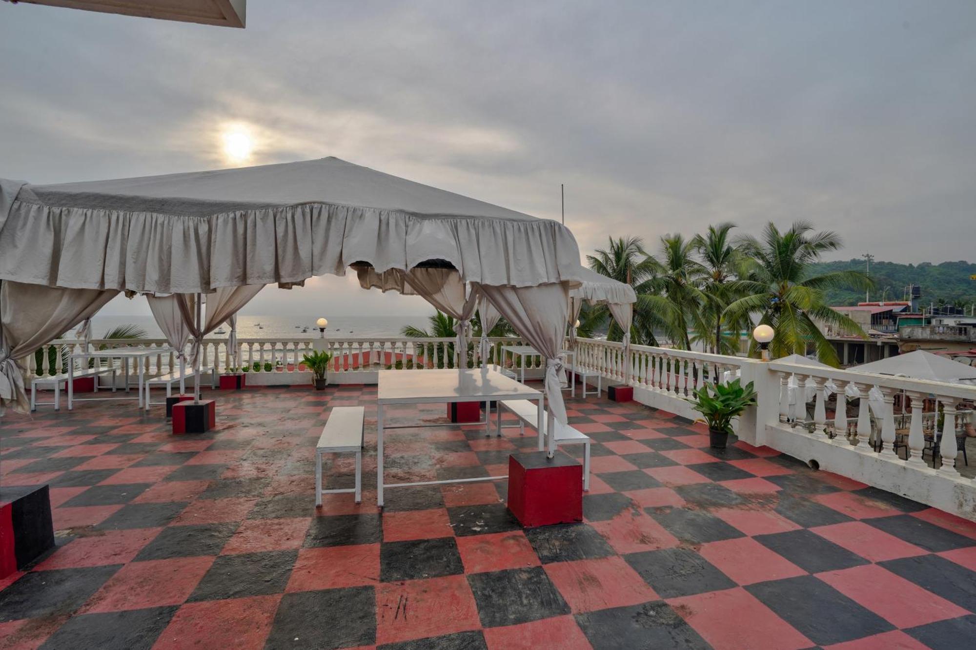 Hotel Salty Waves บากา ภายนอก รูปภาพ